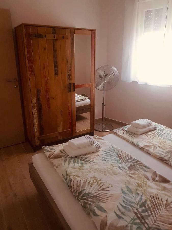 Apartmani Tin Starigrad Paklenica Buitenkant foto