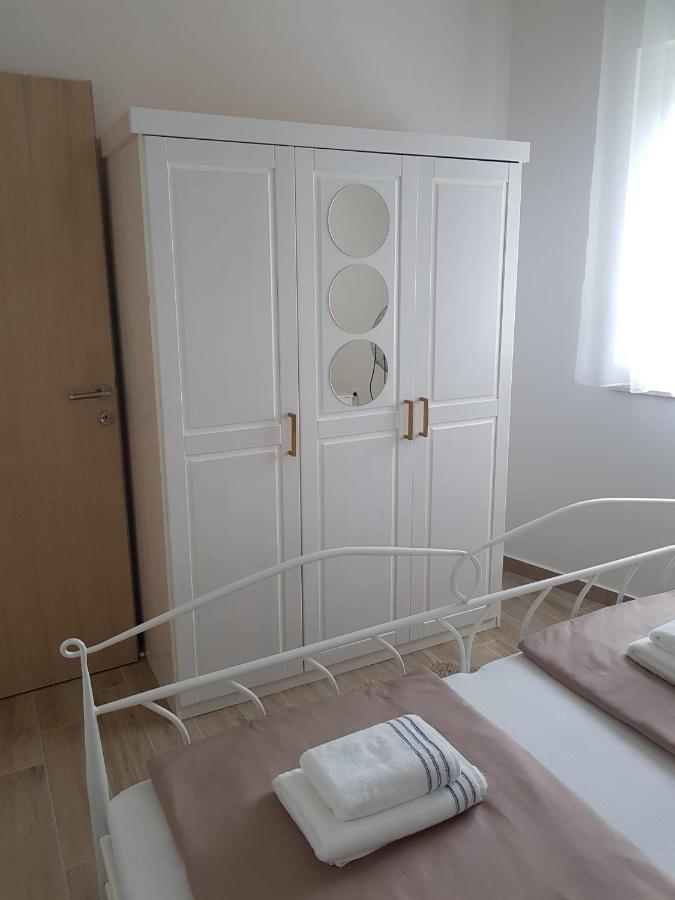 Apartmani Tin Starigrad Paklenica Buitenkant foto