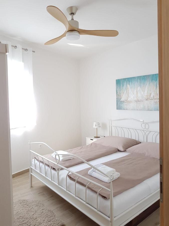 Apartmani Tin Starigrad Paklenica Buitenkant foto